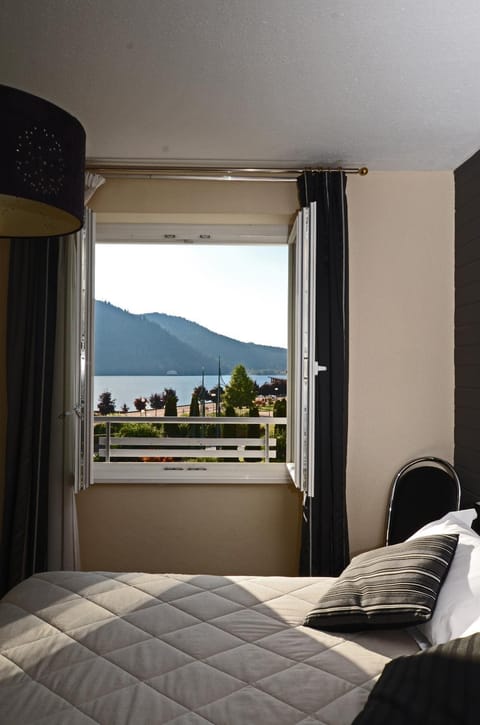 Bed, Natural landscape, View (from property/room), Photo of the whole room, Lake view, Mountain view