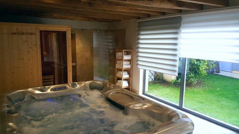 Hot Tub, Sauna, Fitness centre/facilities