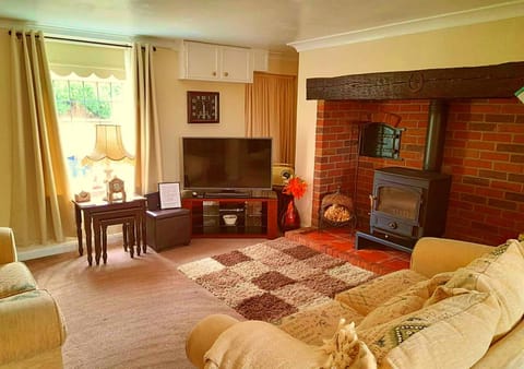 Fisherman's Cottage - The Ultimate Romantic Lakeside Cottage just a few steps from the Beach! Relax with a glass of wine & Snuggle up to the Cosy Log Burner at the BEST Location in Mablethorpe! It's Pet Friendly too! Casa in Mablethorpe