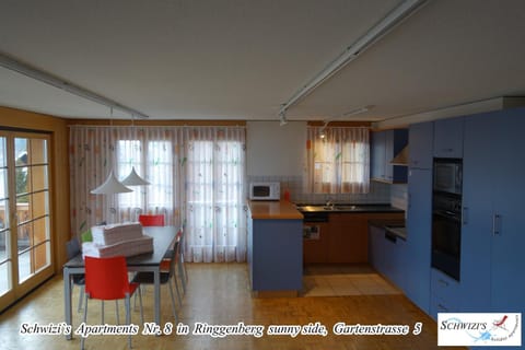 Kitchen or kitchenette, Seating area, Dining area