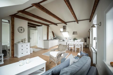 Kitchen or kitchenette, Living room, Seating area, Dining area