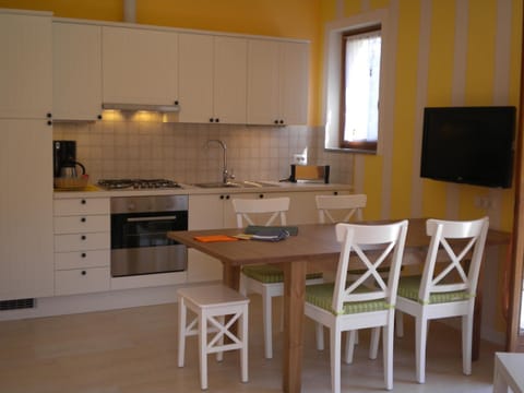 Day, Dining area