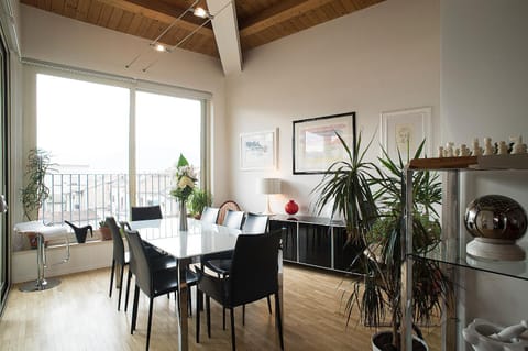 Day, Balcony/Terrace, Balcony/Terrace, Living room, Photo of the whole room, Seating area, Dining area, City view, City view, Landmark view, Landmark view, Mountain view, Mountain view