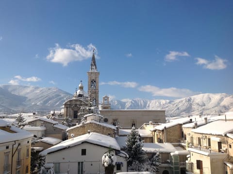 Patio, Nearby landmark, Day, Neighbourhood, Winter, Balcony/Terrace, City view, Landmark view, Mountain view