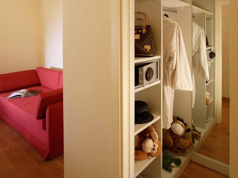 Bed, Other, Photo of the whole room, Decorative detail, Seating area, Landmark view, Mountain view