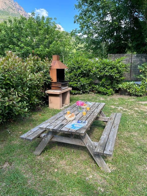 Spring, Day, BBQ facilities, Garden, Garden view, Mountain view, sunbed