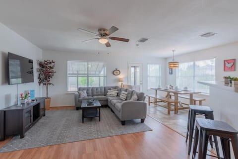 Luxury 6br Home, Game Room By Lackland & Seaworld House in San Antonio