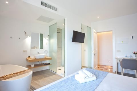 Shower, Toilet, Bathroom, TV and multimedia, Bedroom