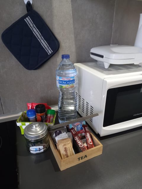 Kitchen or kitchenette, Food and drinks, minibar