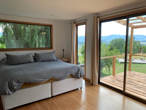 Photo of the whole room, Garden view, Mountain view