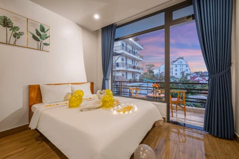 Bed, View (from property/room), Balcony/Terrace, Photo of the whole room, Decorative detail, Bedroom