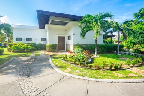 Pristine Bay Beach Home 104 House in Bay Islands Department