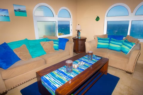 Oceanfront Coral View Home Maison in West Bay