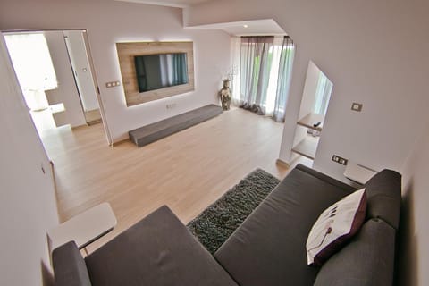 TV and multimedia, Living room, Seating area, internet