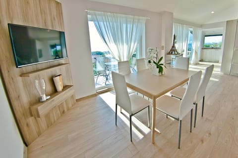 TV and multimedia, Living room, Seating area, Dining area