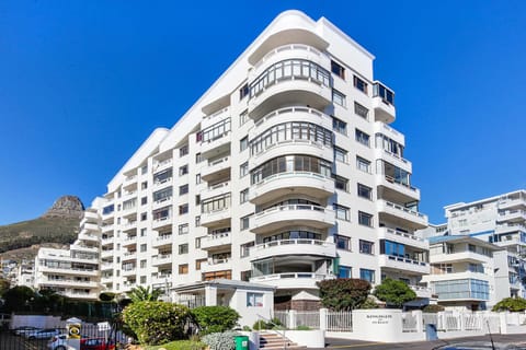 Backup Powered Sea View Apartment on the Promenade Copropriété in Sea Point