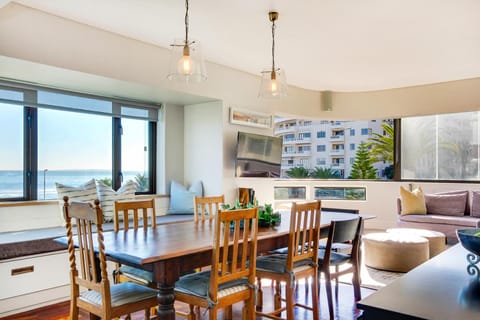 Backup Powered Sea View Apartment on the Promenade Copropriété in Sea Point