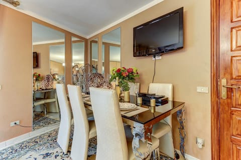 TV and multimedia, Living room, Photo of the whole room, Decorative detail, Seating area, Dining area