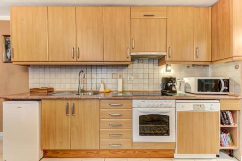 Coffee/tea facilities, Kitchen or kitchenette, Photo of the whole room, Decorative detail, dishwasher, pet friendly, stove