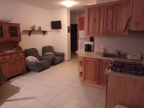 Coffee/tea facilities, Kitchen or kitchenette, Living room, Dining area, stove