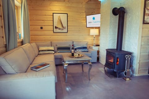 Facade/entrance, TV and multimedia, Seating area, Dining area, fireplace, fireplace