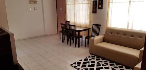 Basic & Cozy Home Condominio in Bayan Lepas