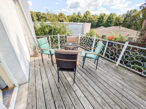 Property building, Balcony/Terrace, Seating area