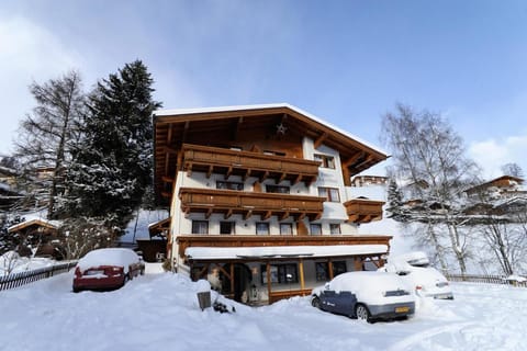 Property building, Facade/entrance, Winter