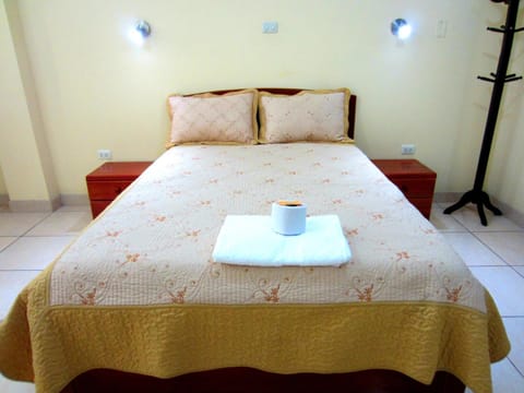 Bed, Photo of the whole room, Decorative detail, towels