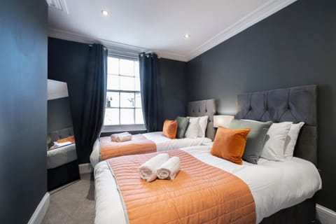 Stunning 4 Bedroom Home in Montpellier Bed and Breakfast in Cheltenham