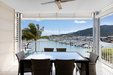 Natural landscape, View (from property/room), Balcony/Terrace, Dining area, Sea view