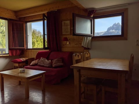 Natural landscape, Living room, Seating area, Dining area, Mountain view