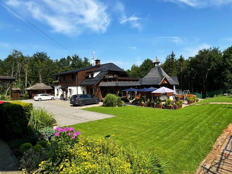 Property building, Balcony/Terrace, Seating area, Parking