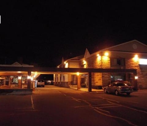 Golden Circle Inn and Suites Hotel in Latham