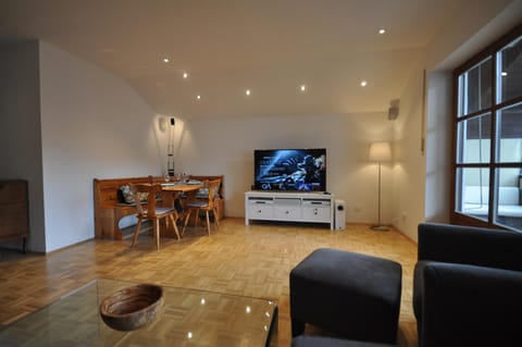 Living room, Photo of the whole room, Seating area, Dining area