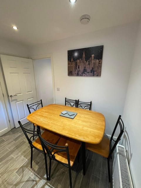 2 Laurel Court House in England