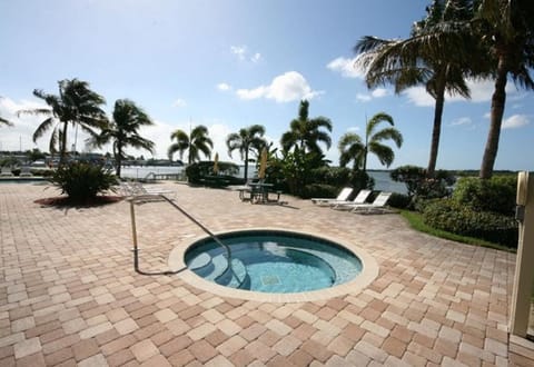 Boca Ciega Resort by Travel Resort Services Apartahotel in Seminole