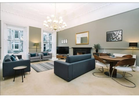 TV and multimedia, Living room, Seating area, Evening entertainment