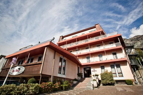 Facade/entrance, Autumn, Mountain view