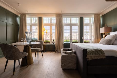 Bed, Seating area, Bedroom