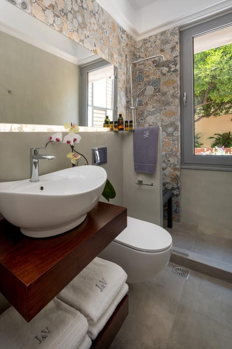 J&V Luxury Suites Apartment in Chania