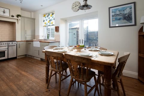 Dining area, kitchen