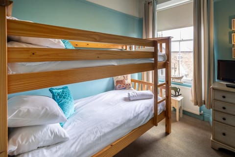 Bedroom, bunk bed