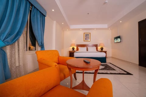 Bed, TV and multimedia, Photo of the whole room, Seating area, Bedroom