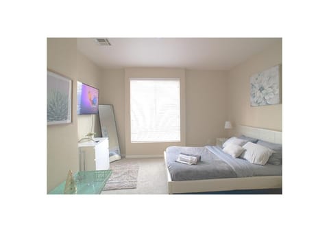 Private Bedroom and Bathroom in Shared 2 Bedroom Apartment in Venice - Pool - Hot Tub & Gym Chambre d’hôte in Marina del Rey