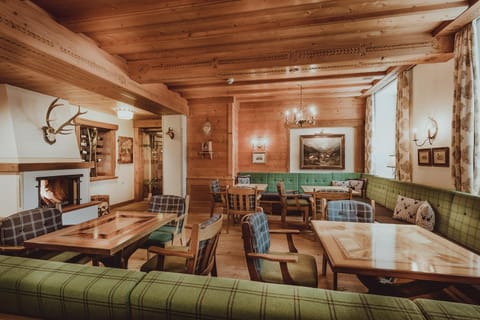 Lounge or bar, Seating area, fireplace