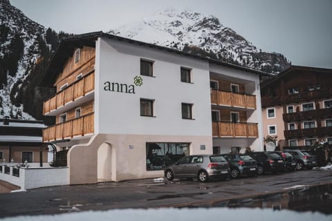 Property building, Day, Winter, Mountain view, Parking