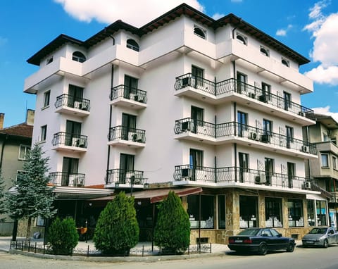 Property building, Day, Neighbourhood, Street view, Location, Parking