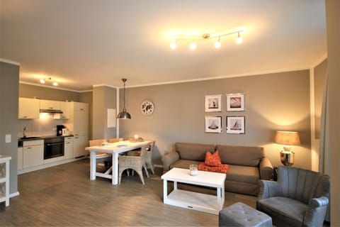 Kitchen or kitchenette, Living room, Seating area, Dining area