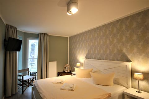 Bed, TV and multimedia, Bedroom